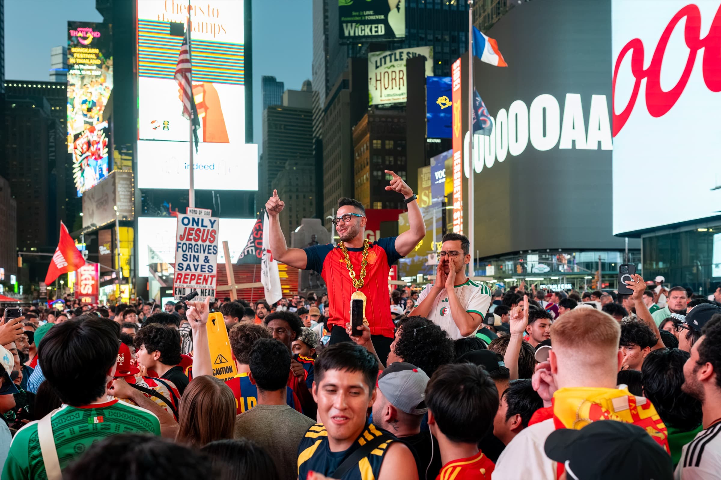 Spain Champions, Times Square · frame 15