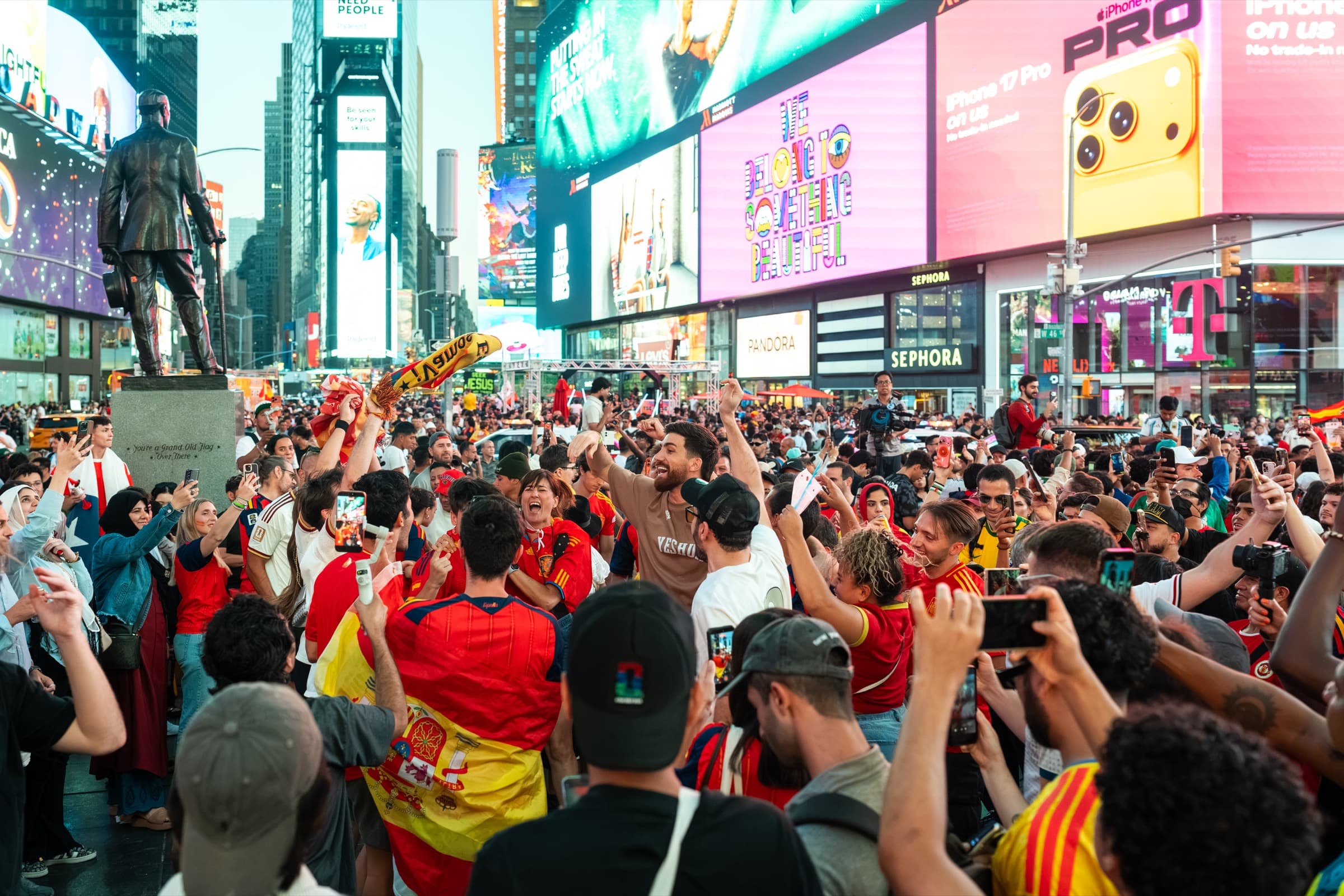 Spain Champions, Times Square · frame 01